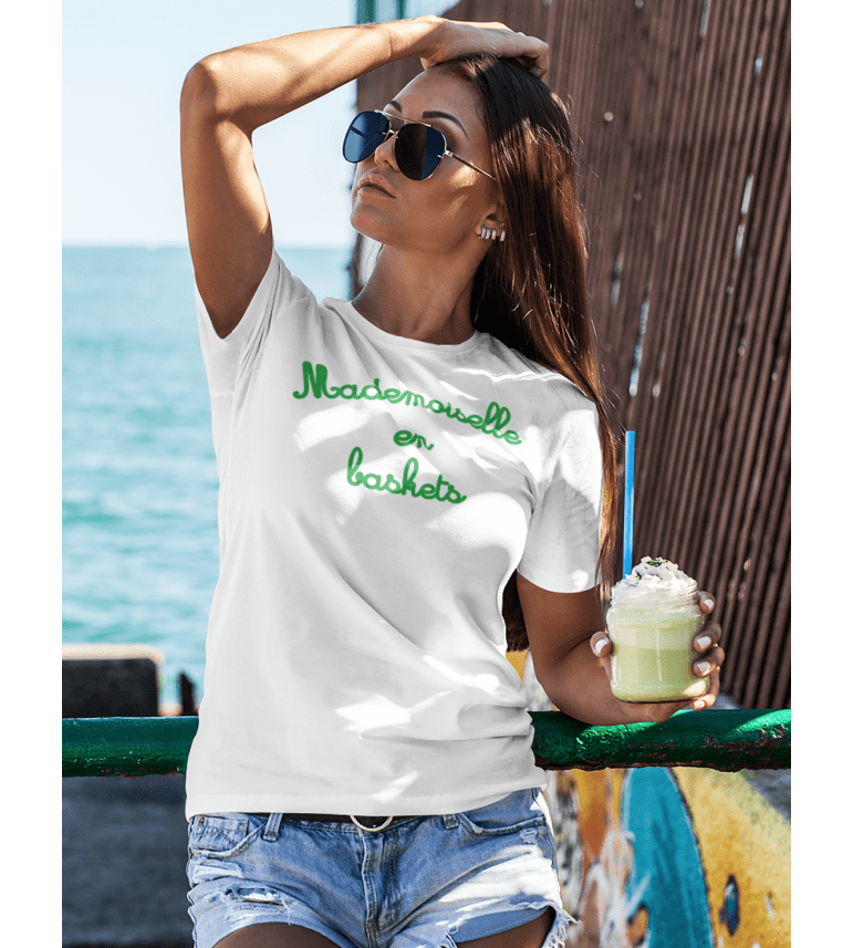 T-Shirt Femme Mademoiselle en Baskets Vert | Look Décontracté Chic – DeParis.me