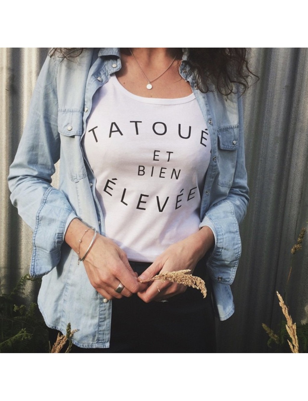 DÉBARDEUR TATOUÉE ET BIEN ÉLEVÉE